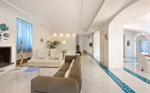 Villa delle Sirene: Gulvbelægning, Indretning, Etage, Møbel, Loft, Couch, Belysning, Værelse, Lejlighed, Stue