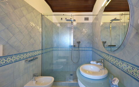 Villa delle Sirene: Sanitærarmatur, Gulvbelægning, Badeværelse, Indretning, Etage, Badeværelsesvask, Håndvask, Tap, Vvs, Flise