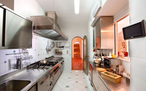 Villa Elyseum: Køkken, Countertop, Indretning, Køkken Apparat, Større Bandage, Gulvbelægning, Belysning, Loft, Etage, Cabinetry