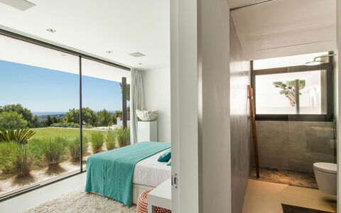 Villa Emily: Indretning, Soveværelse, Væg, Seng, Gulvbelægning, Møbel, Etage, Loft, Hjem, Værelse