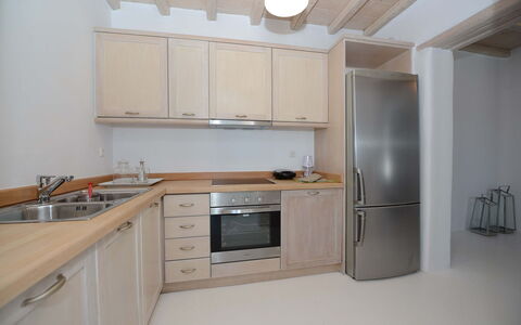 Villa Gazelia: Køkken, Countertop, Køkken Apparat, Cabinetry, Større Bandage, Møbel, Indretning, Træ, Gulvbelægning, Køkkenvask