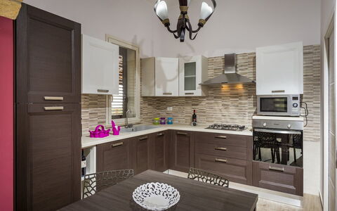 Villa Gea: Køkken, Møbel, Countertop, Cabinetry, Køkken Apparat, Større Bandage, Indretning, Træ, Skab, Gulvbelægning