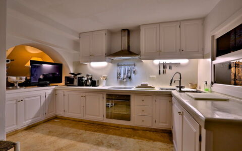 Villa Gold: Køkken, Countertop, Køkken Apparat, Cabinetry, Indretning, Større Bandage, Møbel, Lysarmatur, Belysning, Loft
