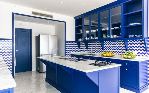 Villa Heart: Blå, Indretning, Køkken, Møbel, Gulvbelægning, Etage, Cabinetry, Loft, Countertop, Værelse