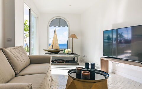 Villa Heart: Møbel, Indretning, Gulvbelægning, Etage, Hav, Stue, Værelse, Ocean, Couch