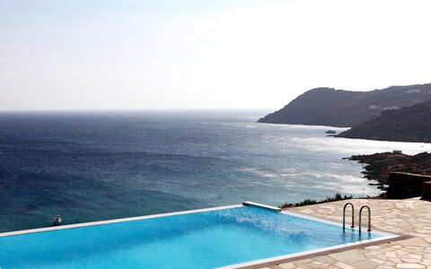 Villa Helios: Blå, Vand, Krop Af Vand, Svømmepøl, Hav, Coastal Og Oceaniske Landskabsformer, Kyst, Ocean, Tropics, Kyst