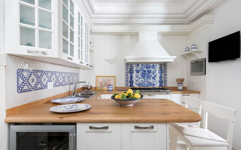 Villa Ieranto 6: Køkken, Indretning, Countertop, Cabinetry, Gulvbelægning, Møbel, Hjem, Etage, Køkken Apparat, Belysning