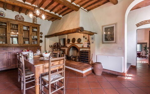 Villa Il Castagno: Møbel, Køkken, Cabinetry, Hylde, Reoler, Skab, Køkken & Spisebord, Countertop, Stueplante, Stol