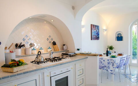 Villa Il Sogno di Praiano: Indretning, Belysning, Køkken, Loft, Countertop, Molding, Flise, Stueplante, Køkken Apparat, Marmor