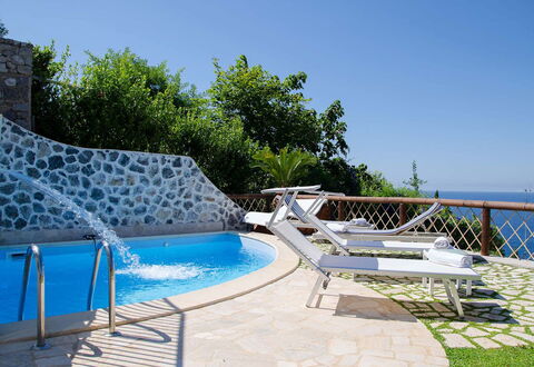 Villa Il Sogno di Praiano: Blå, Svømmepøl, Udendørs Møbler, Udvej, Paraply, Eco Hotel, Fritid, Skygge, Stol, Tropics