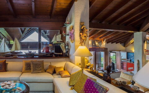 Villa Isa: Indretning, Møbel, Træ, Couch, Gulvbelægning, Loft, Etage, Stue, Belysning, Hjem