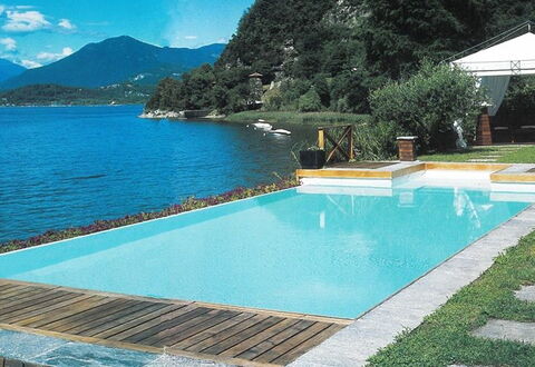 Villa Isa: Blå, Vand, Svømmepøl, Udvej, Kompositmateriale, Fritid, Eco Hotel, Skygge, Water Feature, Udendørs Møbler
