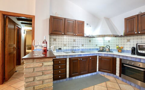 Villa Isabella: Køkken, Countertop, Køkken Apparat, Indretning, Større Bandage, Cabinetry, Møbel, Gulvbelægning, Loft, Husholdningsapparat