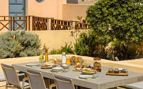 Villa Jasmine: Møbel, Bord, Stol, Udendørs Møbler, Køkken & Spisebord, Udendørs Bord, Restaurant, Stueplante, Gårdhave, Have