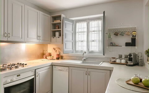 Villa Jasmine: Køkken, Køkken Apparat, Cabinetry, Countertop, Større Bandage, Indretning, Køkkenvask, Håndvask, Hjem, Husholdningsapparat