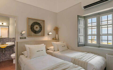 Villa Jasmine: Soveværelse, Bed Frame, Seng, Sengetøj, Lejlighed, Loft, Sengetøj, Pude, Hotel, Throw Pillow