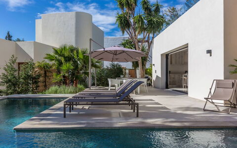 Villa Kiribati: Svømmepøl, Hjem, Liggestol, Udendørs Møbler, Skygge, Estate, Stol, Udvej, Landscaping, Eco Hotel