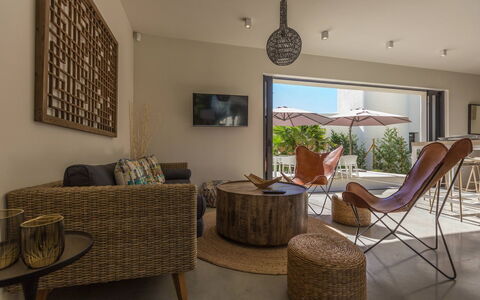 Villa Kiribati: Møbel, Indretning, Træ, Gulvbelægning, Etage, Loft, Stue, Couch, Stol, Bord