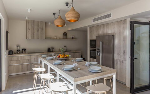 Villa Kiribati: Møbel, Indretning, Gulvbelægning, Træ, Køkken, Loft, Etage, Countertop, Køkken & Spisebord, Lysarmatur