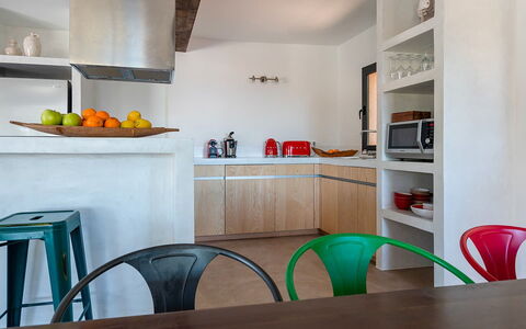Villa Luanda: Møbel, Køkken, Indretning, Køkken Apparat, Countertop, Større Bandage, Træ, Gulvbelægning, Loft, Belysning