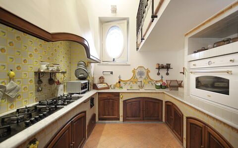 Villa Marion: Køkken, Indretning, Countertop, Træ, Gulvbelægning, Møbel, Cabinetry, Komfur, Belysning, Etage