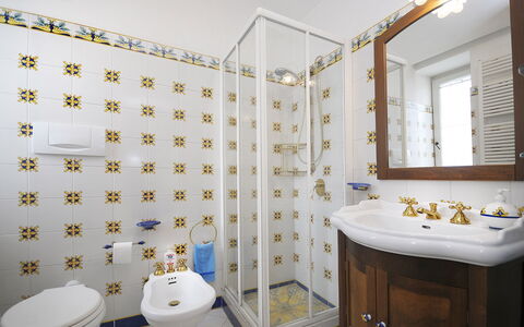 Villa Marion: Indretning, Gulvbelægning, Sanitærarmatur, Etage, Badeværelse, Vvs, Værelse, Flise, Tap, Toilet