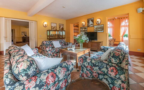 Villa Meridiana: Indretning, Møbel, Gulvbelægning, Couch, Etage, Loft, Værelse, Stue, Belysning, Bord