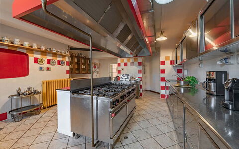 Villa Meridiana: Køkken, Indretning, Countertop, Loft, Gulvbelægning, Belysning, Møbel, Køkken Apparat, Større Bandage, Værelse