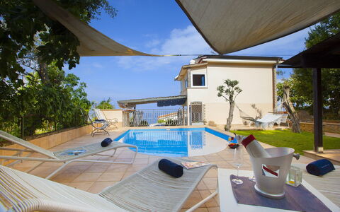 Villa Mouna: Svømmepøl, Udendørs Møbler, Udvej, Skygge, Paraply, Stol, Estate, Eco Hotel, Villa, Fritid