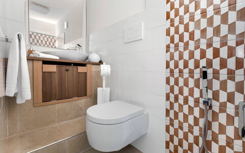 Villa Mouna: Gulvbelægning, Sanitærarmatur, Indretning, Badeværelse, Toiletbræt, Etage, Toilet, Flise, Vvs, Håndvask