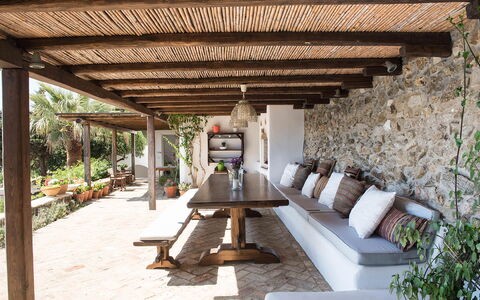 Villa Oasis: Træ, Møbel, Blomsterkrukke, Udendørs Møbler, Bjælke, Loft, Veranda, Flise, Stueplante, Stol