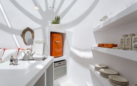 Villa Orestis: Indretning, Belysning, Loft, Reoler, Hylde, Lysarmatur, Værelse, Køkken, Design, Countertop