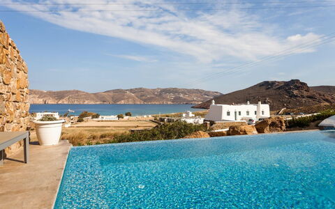 Villa Paradeisos: Svømmepøl, Udvej, Bjergkæde, Kyst, Eco Hotel, Villa, Ferieby, Hotel, Bugt, Liggestol
