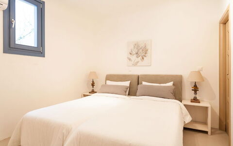 Villa Paradeisos: Møbel, Seng, Soveværelse, Indretning, Væg, Sengetøj, Sengetøj, Træ, Etage, Værelse