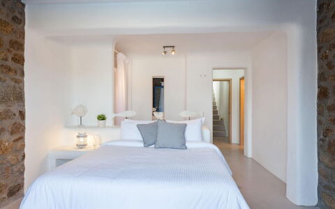 Villa Paradeisos: Væg, Indretning, Soveværelse, Seng, Møbel, Loft, Hjem, Belysning, Sengetøj, Værelse