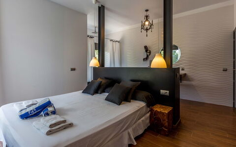 Villa Roja: Indretning, Seng, Soveværelse, Møbel, Væg, Gulvbelægning, Etage, Træ, Loft, Værelse
