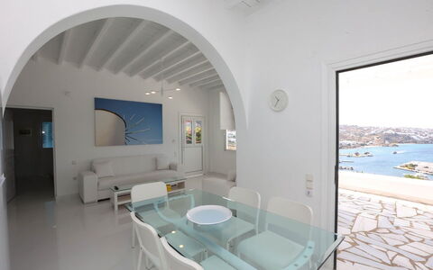 Villa Rose 1: Møbel, Indretning, Gulvbelægning, Etage, Stol, Hav, Lejlighed, Loft, Kyst, Ocean