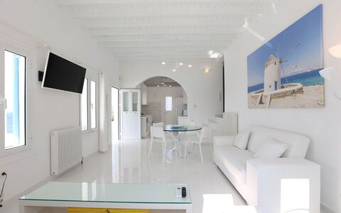 Villa Rose 2: Møbel, Gulvbelægning, Etage, Hjem, Lejlighed, Stol, Stue, Couch, Hotel