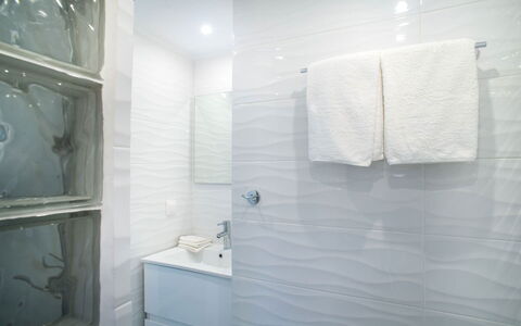 Villa Rose 2: Indretning, Gulvbelægning, Etage, Badeværelse, Sanitærarmatur, Flise, Glas, Vvs, Tap
