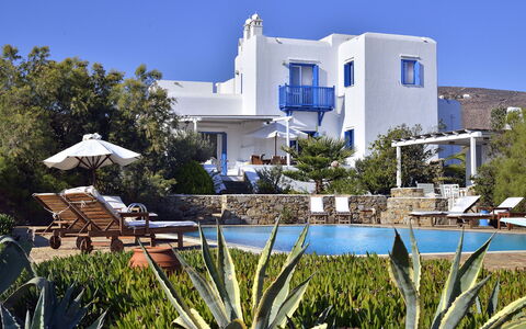 Villa Sesilia: Blå, Udvej, Svømmepøl, Stol, Møbel, Udendørs Møbler, Køkken & Spisebord, Restaurant, Eco Hotel, Hotel