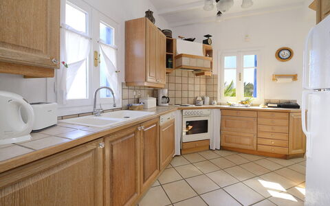 Villa Sesilia: Køkken, Cabinetry, Countertop, Køkken Apparat, Møbel, Indretning, Gulvbelægning, Større Bandage, Etage, Skab