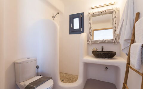 Villa Smaràgdi: Væg, Indretning, Sanitærarmatur, Værelse, Loft, Badeværelse, Vvs, Håndvask, Design, Toiletbræt