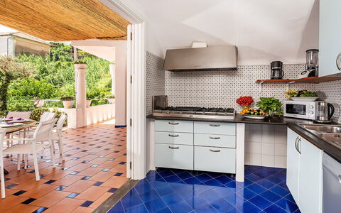 Villa Sole di Amalfi: Køkken, Gulvbelægning, Indretning, Etage, Større Bandage, Køkken Apparat, Countertop, Møbel, Hjem, Flise
