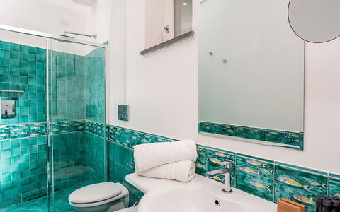 Villa Sole di Amalfi: Blå, Gulvbelægning, Etage, Indretning, Sanitærarmatur, Flise, Badeværelse, Vvs, Tap, Keramisk