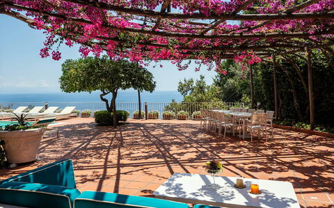 Villa Sole di Amalfi: Møbel, Hav, Udendørs Møbler, Coastal Og Oceaniske Landskabsformer, Bord, Udvej, Ocean, Stol, Kyst
