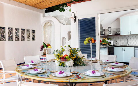 Villa Sole di Amalfi: Møbel, Indretning, Bord, Stol, Spisestue, Bordservice, Køkken & Spisebord, Textile, Belysning, Dug