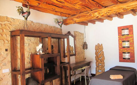 Villa Sun: Væg, Træ, Møbel, Indretning, Værelse, Soveværelse, Seng, Loft, Bejdse, Hårdttræ