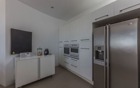 Villa Tomsk: Gulvbelægning, Indretning, Køkken, Køkken Apparat, Større Bandage, Etage, Loft, Træ, Countertop, Cabinetry