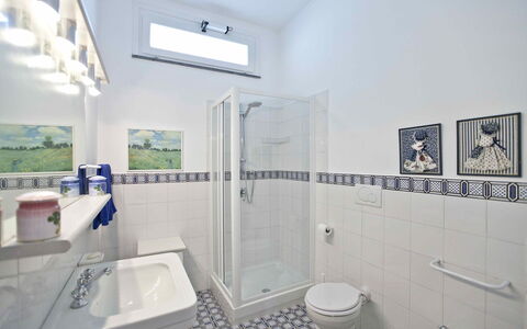 Villa Torre del Sole: Gulvbelægning, Etage, Indretning, Sanitærarmatur, Badeværelse, Flise, Vvs, Loft, Toilet, Værelse