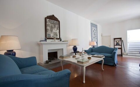Villa Torre del Sole: Møbel, Indretning, Gulvbelægning, Væg, Couch, Etage, Stue, Værelse, Loft, Bord